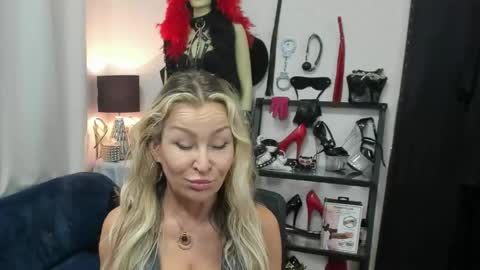Snapshot of crystalxohotty chatting on May 15, 6:20 am CrystalHotty online show from May 15, 6:20 am