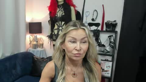 Snapshot of crystalxohotty chatting on May 18, 5:13 am CrystalHotty online show from May 18, 5:13 am