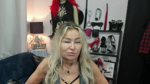 Snapshot of crystalxohotty chatting on May 27, 4:31 am CrystalHotty online show from May 27, 4:31 am