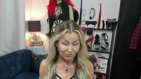 Snapshot of crystalxohotty chatting on May 28, 4:32 am CrystalHotty online show from May 28, 4:32 am