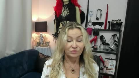 Snapshot of crystalxohotty chatting on June 8, 5:08 am CrystalHotty online show from June 8, 5:08 am