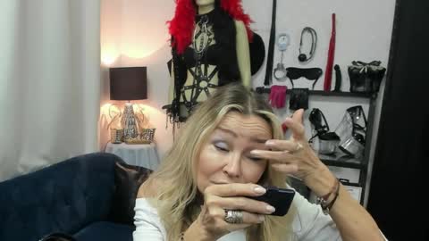 Snapshot of crystalxohotty chatting on June 10, 4:45 am CrystalHotty online show from June 10, 4:45 am