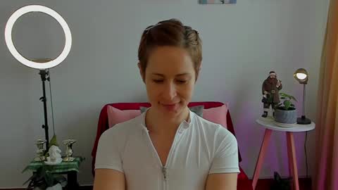 Snapshot of cuddlingbunnny chatting on December 7, 2:57 pm Leonela online show from December 7, 2:57 pm