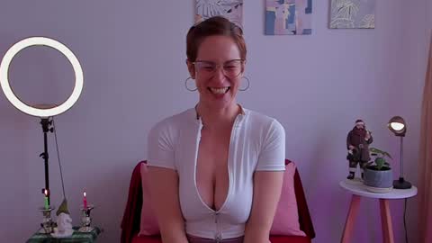 Snapshot of cuddlingbunnny chatting on December 7, 6:04 pm Leonela online show from December 7, 6:04 pm