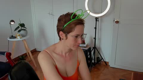 Snapshot of cuddlingbunnny chatting on December 12, 3:16 pm Leonela online show from December 12, 3:16 pm