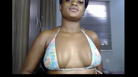 Snapshot of cum_ebony_petitxx chatting on October 12, 7:07 am cath online show from October 12, 7:07 am