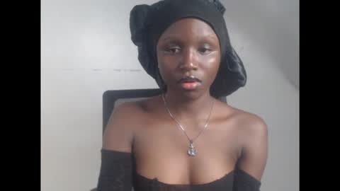 Snapshot of cum_ebony_xsecret chatting on December 15, 7:29 pm sophie online show from December 15, 7:29 pm