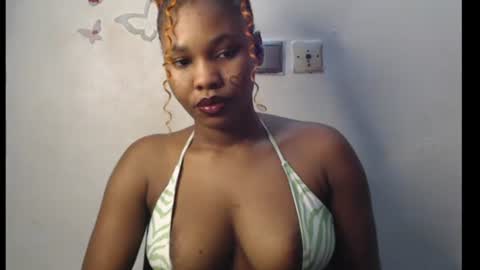 Snapshot of cum_ebony_xxxpetit chatting on June 17, 1:19 am Teeha online show from June 17, 1:19 am