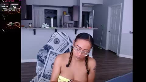 Snapshot of cumplzqueen chatting on June 10, 8:30 pm Nia Reese online show from June 10, 8:30 pm