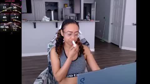 Snapshot of cumplzqueen chatting on June 16, 8:00 pm Nia Reese online show from June 16, 8:00 pm