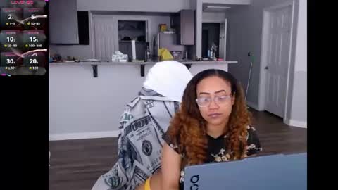 Snapshot of cumplzqueen chatting on June 18, 7:07 pm Nia Reese online show from June 18, 7:07 pm