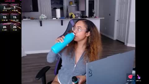 Snapshot of cumplzqueen chatting on July 1, 8:08 pm Nia Reese online show from July 1, 8:08 pm