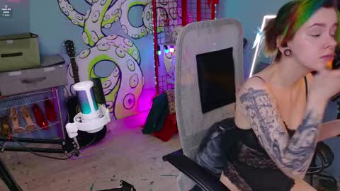 Snapshot of cumpotikeve chatting on April 27, 3:59 am CUMpotikEve online show from April 27, 3:59 am