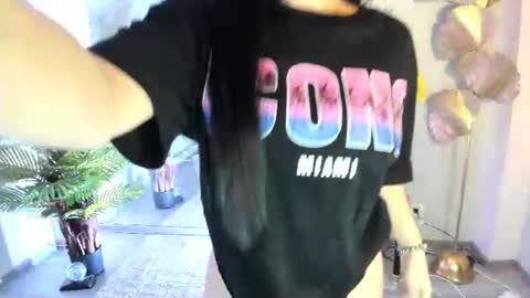 Snapshot of cupcake_izzy chatting on June 21, 6:21 pm cupcake_izzy online show from June 21, 6:21 pm