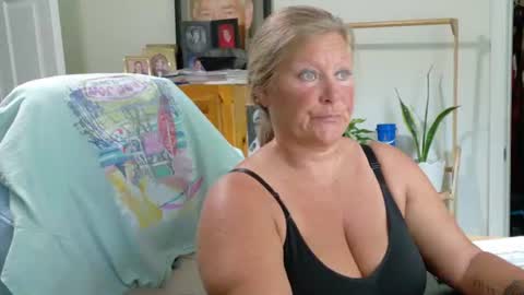 Snapshot of curiouscouple3143 chatting on July 7, 5:17 pm curious couple online show from July 7, 5:17 pm