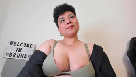 Snapshot of curly_cam_queen chatting on February 7, 3:45 am Bruna online show from February 7, 3:45 am