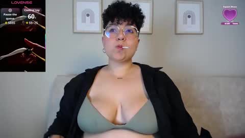 Snapshot of curly_cam_queen chatting on October 1, 3:34 am Bruna online show from October 1, 3:34 am