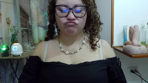 Snapshot of curly_greeneyed chatting on May 8, 2:50 am Vannesa online show from May 8, 2:50 am
