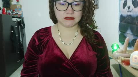 Snapshot of curly_greeneyed chatting on May 23, 3:23 am Vannesa online show from May 23, 3:23 am