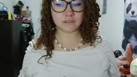 Snapshot of curly_greeneyed chatting on June 12, 1:04 am Vannesa online show from June 12, 1:04 am