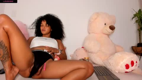 Snapshot of curly_sweett chatting on May 15, 11:34 pm Curly - OF- CURLY SWEETT online show from May 15, 11:34 pm