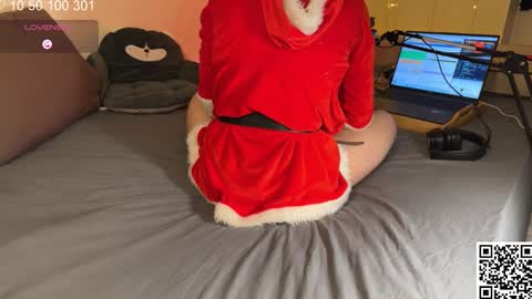 Snapshot of curlyboyy_ chatting on December 24, 3:05 pm Mike pvt is open online show from December 24, 3:05 pm
