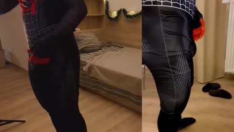 Snapshot of curlyboyy_ chatting on January 13, 7:19 pm Mike pvt is open online show from January 13, 7:19 pm