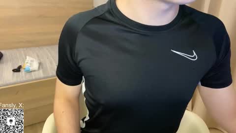 Snapshot of curlyboyy_ chatting on March 10, 8:36 pm Mike pvt is open online show from March 10, 8:36 pm