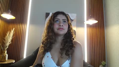 Snapshot of curlydani chatting on April 7, 2:01 am DANI online show from April 7, 2:01 am