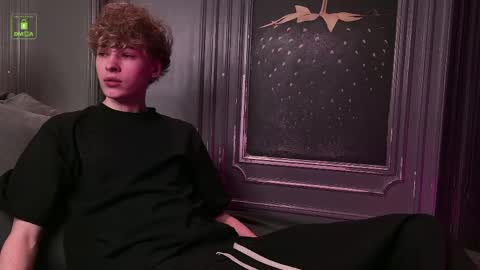 Snapshot of curlytwinkboy chatting on April 24, 4:37 am KEVIN online show from April 24, 4:37 am
