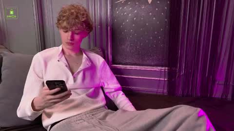 Snapshot of curlytwinkboy chatting on May 22, 4:30 am KEVIN online show from May 22, 4:30 am