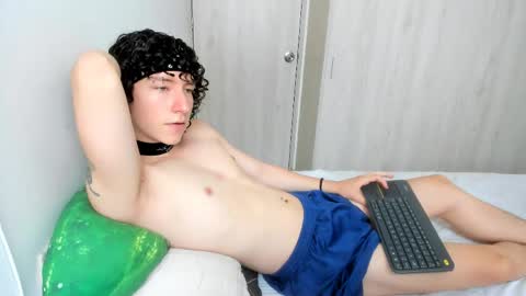 Snapshot of curlyytwink chatting on May 23, 4:00 pm Noah online show from May 23, 4:00 pm