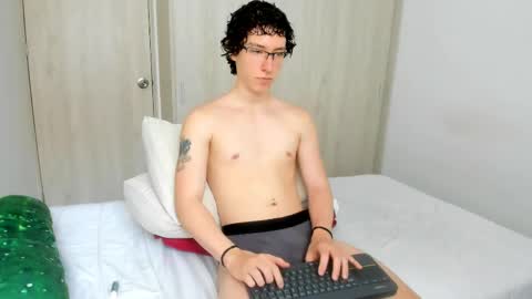 Snapshot of curlyytwink chatting on June 5, 4:56 pm Noah online show from June 5, 4:56 pm