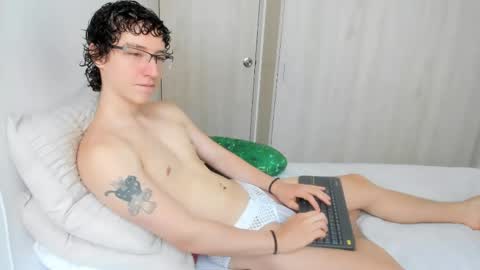 Snapshot of curlyytwink chatting on June 9, 4:40 pm Noah online show from June 9, 4:40 pm