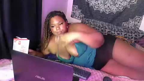 Snapshot of curvybcelinemixe chatting on February 16, 5:15 am Cline  online show from February 16, 5:15 am