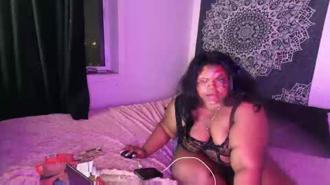 Snapshot of curvybcelinemixe chatting on March 12, 1:25 am Cline  online show from March 12, 1:25 am