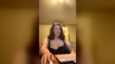 Snapshot of curvyplayday chatting on June 23, 3:04 am dahlia -kim online show from June 23, 3:04 am