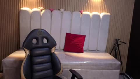 Snapshot of cute_angel_1 chatting on June 27, 3:44 am cute_angel_1 online show from June 27, 3:44 am