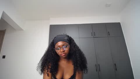 Snapshot of cute_ass18 chatting on June 17, 8:06 am Liya online show from June 17, 8:06 am