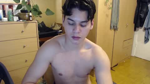 Snapshot of cute_boy859 chatting on December 31, 8:02 pm Tomas online show from December 31, 8:02 pm