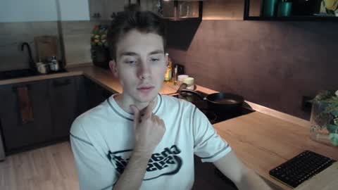 Snapshot of cute_brian chatting on December 6, 9:10 am Im Brian online show from December 6, 9:10 am