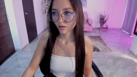 Snapshot of cute_fox_1 chatting on March 6, 3:52 pm Bella Fox online show from March 6, 3:52 pm