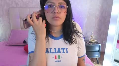 Snapshot of cute_hollywood chatting on May 10, 7:52 pm Sofa online show from May 10, 7:52 pm