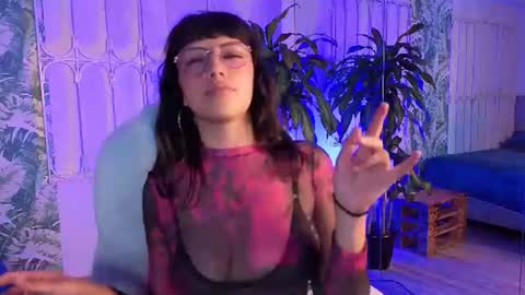 Snapshot of cute_hollywood chatting on June 16, 7:27 pm Sofa online show from June 16, 7:27 pm