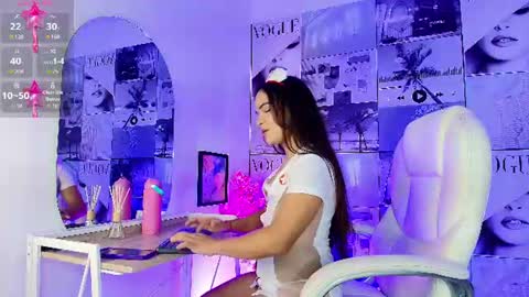 Snapshot of cute_horny12 chatting on June 18, 1:59 pm Cute horny1 online show from June 18, 1:59 pm