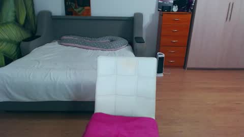 Snapshot of cute_jes chatting on October 27, 6:45 pm cute_jes online show from October 27, 6:45 pm