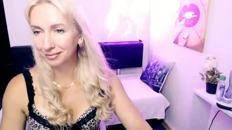 cute_smile_shy online show from July 28, 8:01 pm
