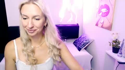 cute_smile_shy online show from August 9, 10:26 pm