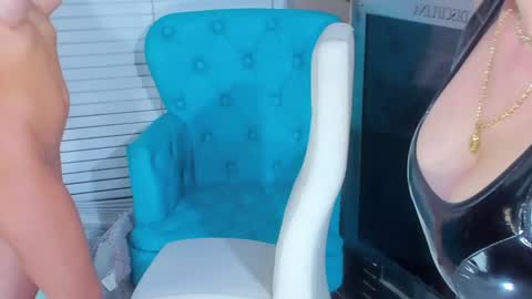 Snapshot of cuteanddesesperate chatting on February 5, 3:55 am WANNA SEE MORE OF TWINS online show from February 5, 3:55 am