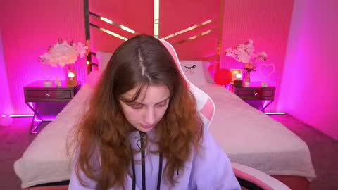 Snapshot of cuteefoxy chatting on December 18, 2:23 pm Foxy online show from December 18, 2:23 pm